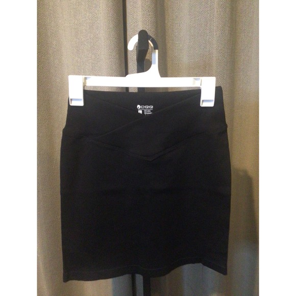 OQQ Dresses & Skirts - NWOT OQQ Women Blk Ribbed Mini Skirt Crossover V Waist Bodycon Seamless Sporty L